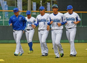 ランニングに汗を流す選手たち＝１８日、名瀬運動公園屋内多目的練習場