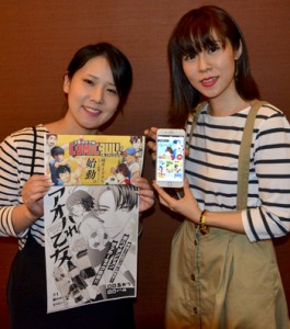 （右から）漫画「アオハれ乙女」を連載中のハルさん、あかりさん＝８日、奄美市名瀬