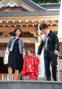 七五三詣に訪れた家族連れ＝１５日、奄美市名瀬の高千穂神社