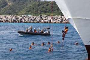 奄美海保と合同で水難救助訓練をする大島地区消防組合喜界分署の署員ら＝６日、早町港