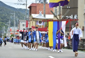 華やかに市街地を練り歩いた浜下り行列＝３日、瀬戸内町古仁屋