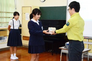 大和小学校であった「希少野生動植物保護に向けた普及啓発トイレットペーパー」と「世界遺産学習漫画」の贈呈式＝２２日、大和村 