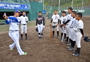 中学生にバッティングを指導する百瀬内野手（左）＝９日、名瀬運動公園市民球場