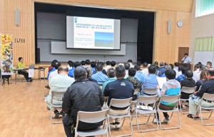 世界自然遺産登録へ向け、希少動植物や外来種の取り扱いなどについて学んだ研修会＝２２日、瀬戸内町きゅら島交流館（提供写真）