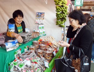 多くの買い物客が地場産品を買い求めた「こだわりの逸品フェア」＝２９日、鹿児島中央駅アミュ広場