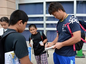 地元の子どもたちに応じてサインする中井大介内野手＝４日、名瀬運動公園市民球場