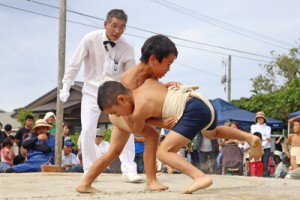 子どもたちの好取組に沸いたわんぱく相撲大会＝３日、中里集落相撲場