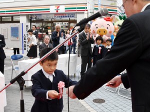 特選の表彰状を受け取る橋本群蔵君＝１６日、鹿児島市