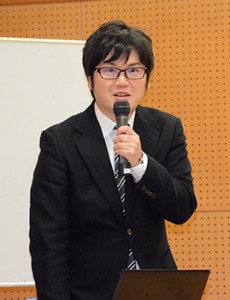 「島尾敏雄の文学」をテーマに講演する鹿児島大学の多田准教授＝４日、奄美市名瀬