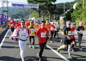 最多の２３９人が参加したハーフ種目のスタート＝１０日、瀬戸内町加計呂麻島瀬相