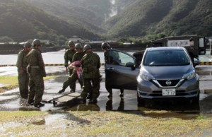 村や自衛隊、消防などが連携した行方不明者の捜索救助訓練＝２４日、大和村（提供写真）