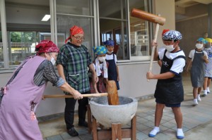 地域住民と共に餅つきをする大城小の児童＝１日、和泊町