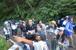 希少な動植物を観察した徳之島ＦＡＭトリップの参加者たち＝１０日、徳之島町の林道山クビリ線