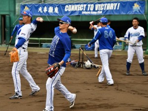 リフレッシュした表情で練習に取り組む横浜ＤｅＮＡベイスターズの選手たち＝７日、奄美市の名瀬運動公園市民球場