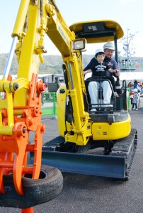 子どもたちがさまざまな職業体験をした「おしごとテーマパーク」＝１７日、名瀬港観光船バース