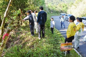 現地を確認した不法投棄防止パトロール＝２６日、奄美市名瀬