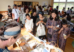 家族連れなどが詰め掛けたマコモ祭り＝４日、龍郷町秋名