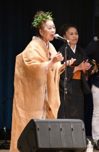 恩返し公演で島唄を中心に１２曲を披露した朝崎さん＝１０日、天城町天城