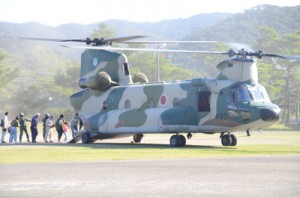 空自の大型輸送ヘリに乗り込む町民ら＝１６日、龍郷町浦