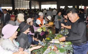 野菜や加工品が安く販売され、買い物客でにぎわった農業祭＝２３日、和泊町