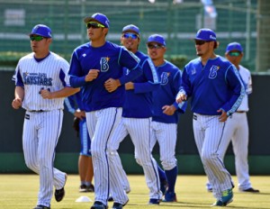 秋季キャンプをスタートさせたベイスターズの選手たち＝１日、名瀬運動公園市民球場