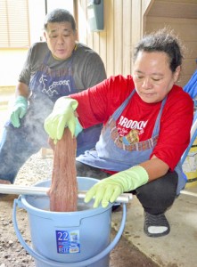 テーチ木を使い草木染の技法を学ぶクドゥボルさん（右）と夫の三浦さん＝４日、大和村国直