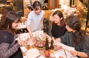 リュウキュウイノシシの加工食品を賞味する参加者＝東京日本橋の離島キッチン