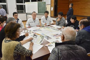 地域の課題解決や魅力アピールの具体策を語り合った住民ら＝１６日、龍郷町戸口