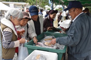 多くの来場者でにぎわった販売コーナー＝１日、奄美市住用町  