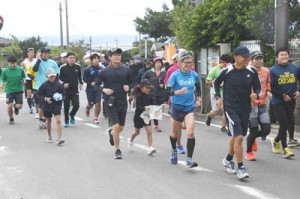 一斉にスタートする参加者ら＝８日、天城町松原