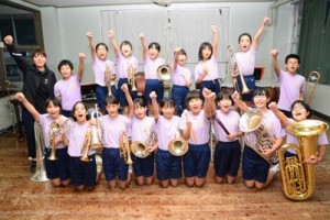 「こども音楽コンクール」西日本優秀校発表音楽会に出場する奄美小学校ビューグルバンド＝４日、奄美市名瀬  