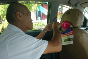 タクシーに啓発用カードを設置する事業者（鹿児島県提供）  