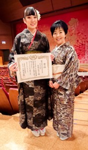 内閣総理大臣賞争奪戦で４位入賞を果たした岩﨑さん（左）と指導を続けた松山さん＝１５日、東京・品川