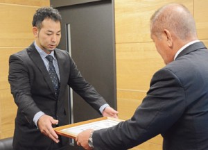 要田教育長から表彰状を受け取る諏訪会長（左）＝６日、奄美市名瀬