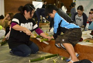 ミニ門松作りに取り組む参加者＝２１日、奄美少年自然の家