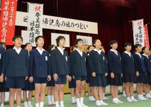 「断食悲願」を朗読する名瀬小学校の児童＝２５日、奄美市名瀬