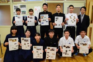 取材・執筆を担当した金久中学校の生徒たち＝１２月３日、奄美市名瀬