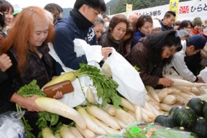 多くの買い物客でにぎわったひらとみ朝市＝２８日、大和村思勝緑地広場