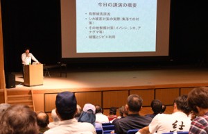 イノシシを寄せ付けない対策や捕獲方法に理解を深めた被害対策研修会＝１７日、天城町天城