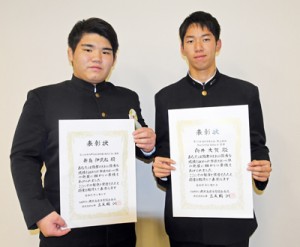 優秀スポーツ選手として表彰を受けた（右から）向井さんと新島さん＝１９日、鹿児島市