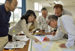 龍郷町の見どころを話し合いコースを考える参加者ら＝３日、龍郷町役場