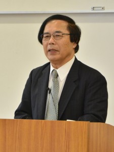 日本復帰運動と地域再生について考える書籍を編著した田畑洋一氏＝２５日、奄美市名瀬