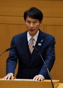 ２期目を目指して県知事選挙への立候補を表明した三反園知事＝３日、鹿児島市の県議会庁舎