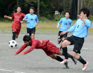 開幕戦前半２０分、ダイビングヘッドで大会最初のゴールを決める龍郷クラブの岡山龍昇＝１日、旧大島工業高グラウンド  