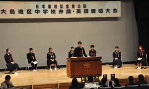 ３２人の生徒が登壇した大島地区中学校の弁論・英語暗唱大会＝１１日、和泊町