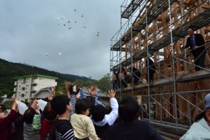 来年４月のオープンを目指す飲食宿泊施設の上棟式＝２１日、龍郷町幾里