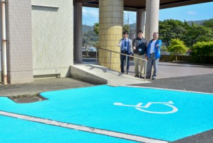 ブルーゾーンをアピールする榮会長（写真右）と町職員＝１３日、龍郷町役場