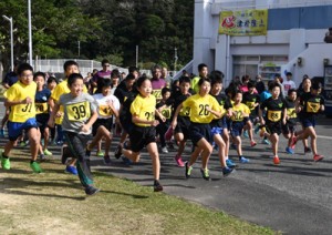 一斉にスタートする出場者＝８日、奄美市の名瀬運動公園クロスカントリーコース