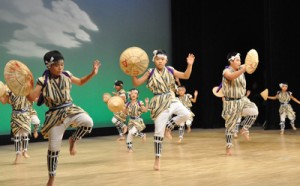 オープニングで勇壮な踊りを披露した正名ヤッコ踊り育成会＝１１月３０日、知名町