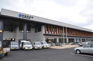 与論町新庁舎＝２７日、与論町茶花